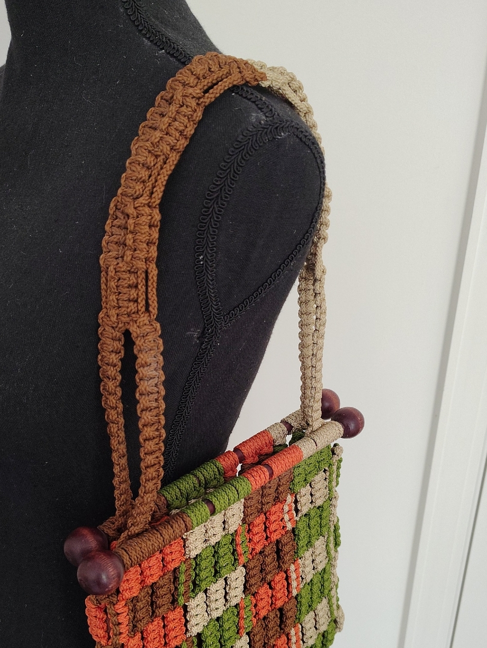 Vintage 1970's Macrame Shoulder Bag With Wooden Rods - Picture 5 of 15